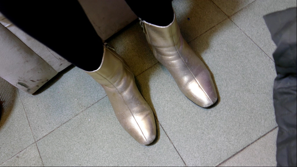 美甲店-春2019莱卡4K模拍江苏女孩高贵的气质穿金色靴子脱掉的感觉让我流口水4K4部 (2)