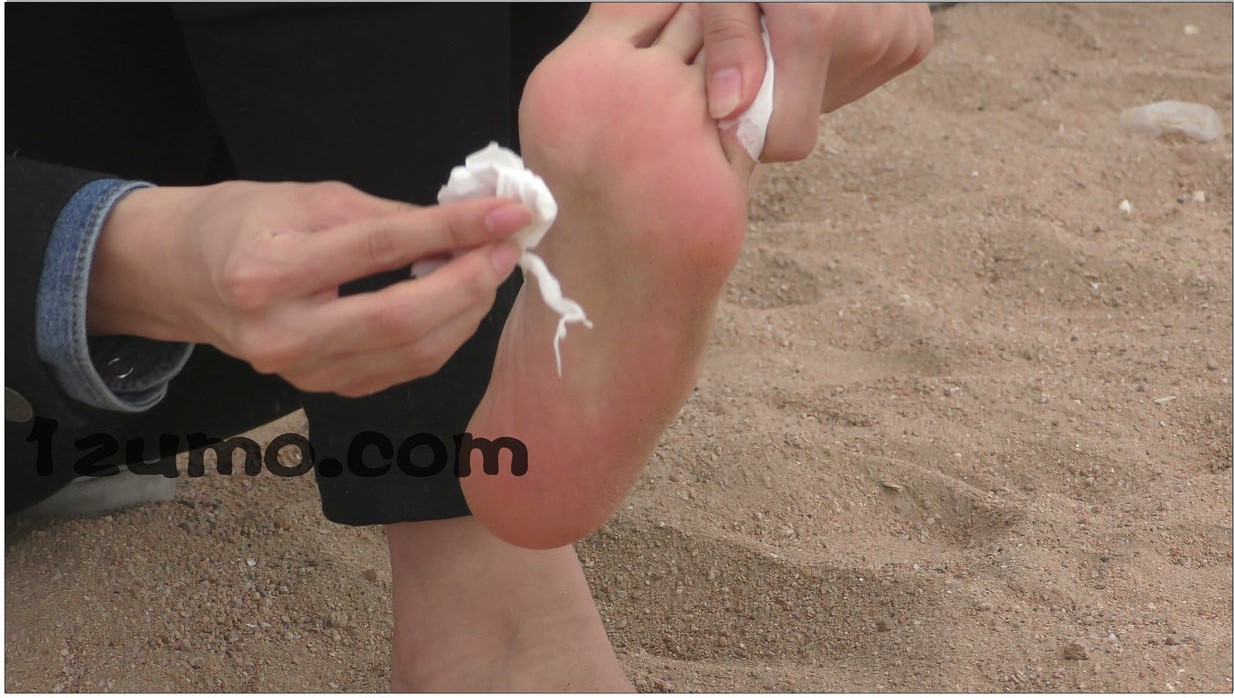 街拍-【4K视频】超美足！沙滩上的美女擦脚穿袜全纪录！ 3分26秒